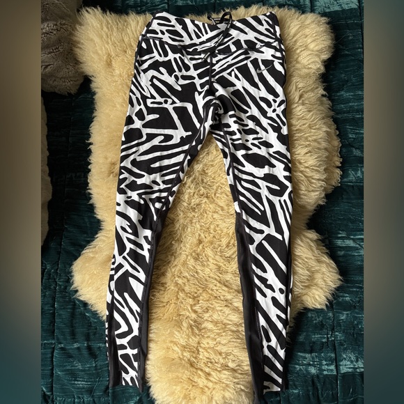 Nike Epic Lux Black and White Dri-FIT Leggings - Picture 2 of 7